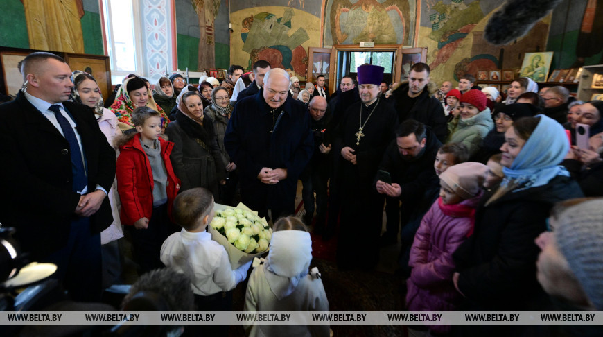 Курс на мир и созидание, плюсы «диктатуры» и признание в любви. Лукашенко в Рождество сказал о главном